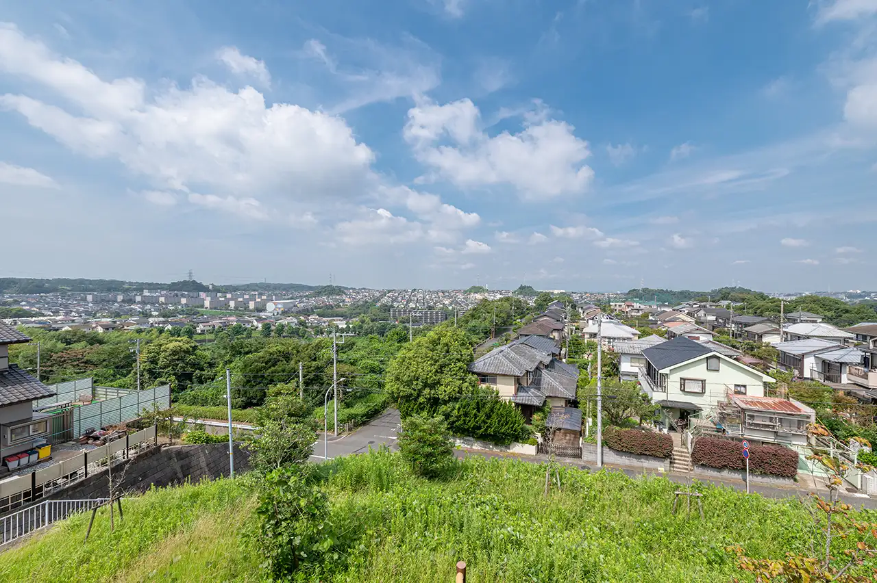 施設周辺の高台からの眺望。緑豊かな住宅地と町並みが広がる景観